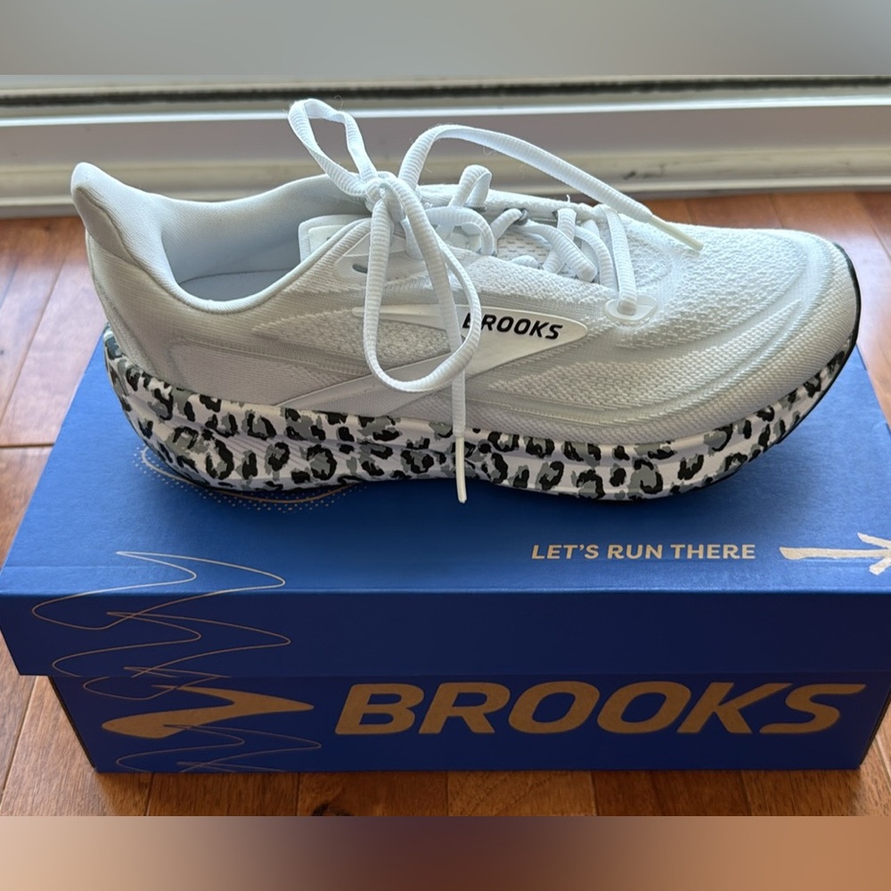 NEW Brooks Women Revel 9 Sneaker 7M